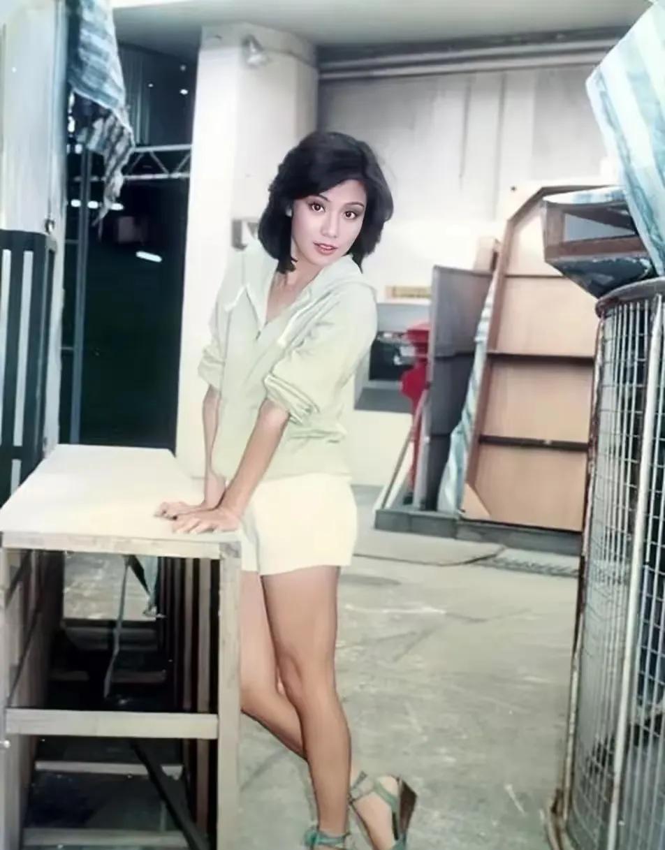 80年代，翁美玲在片场的一张照片，四十年了，现在看还是很美！她的衣品真是绝