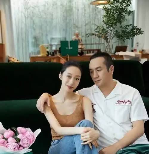 这是黄觉和老婆麦子的合照！看得出来他们夫妻二人非常的恩爱，麦子一看就是很爱黄觉，