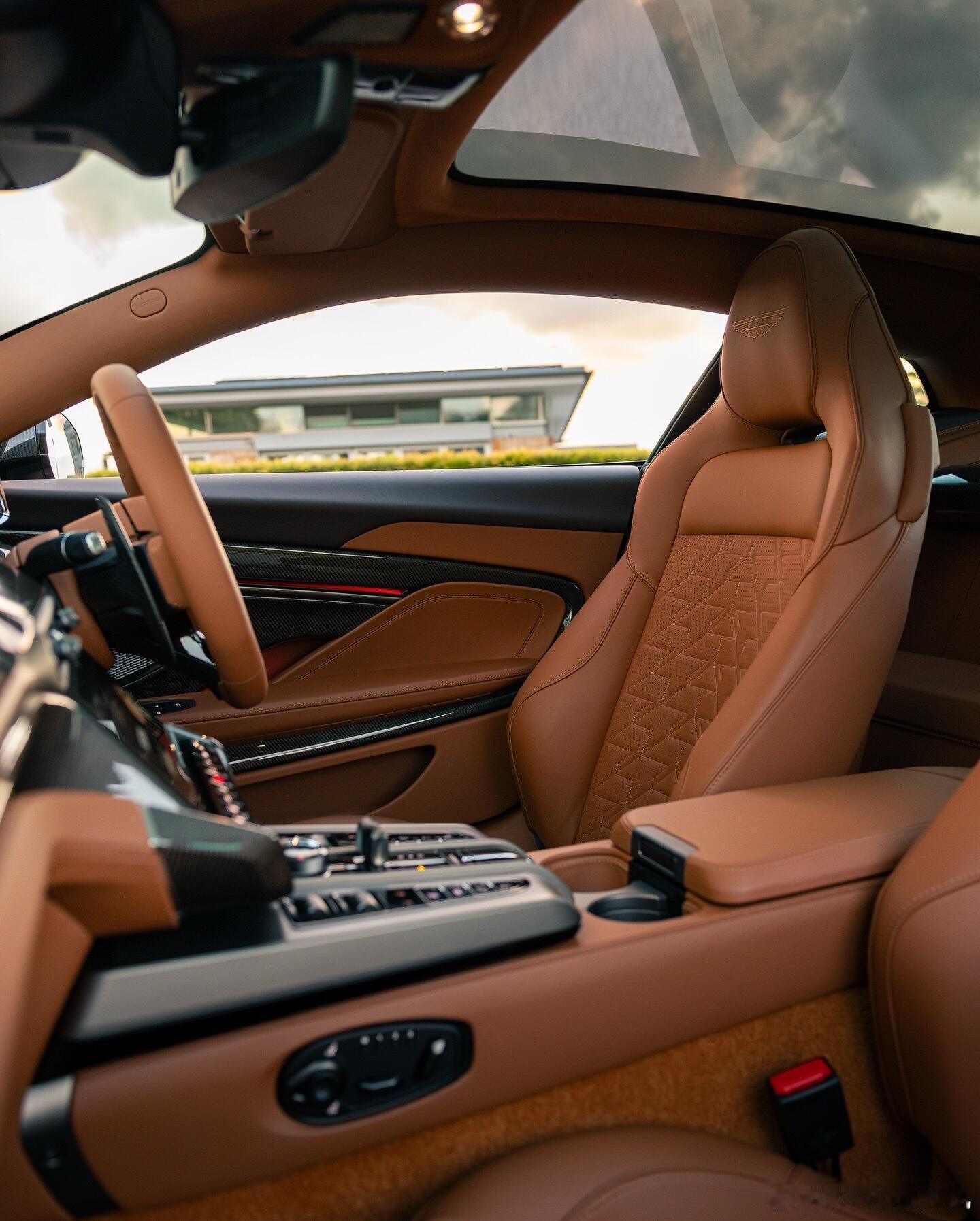 阿斯顿马丁一款超跑内饰天花板