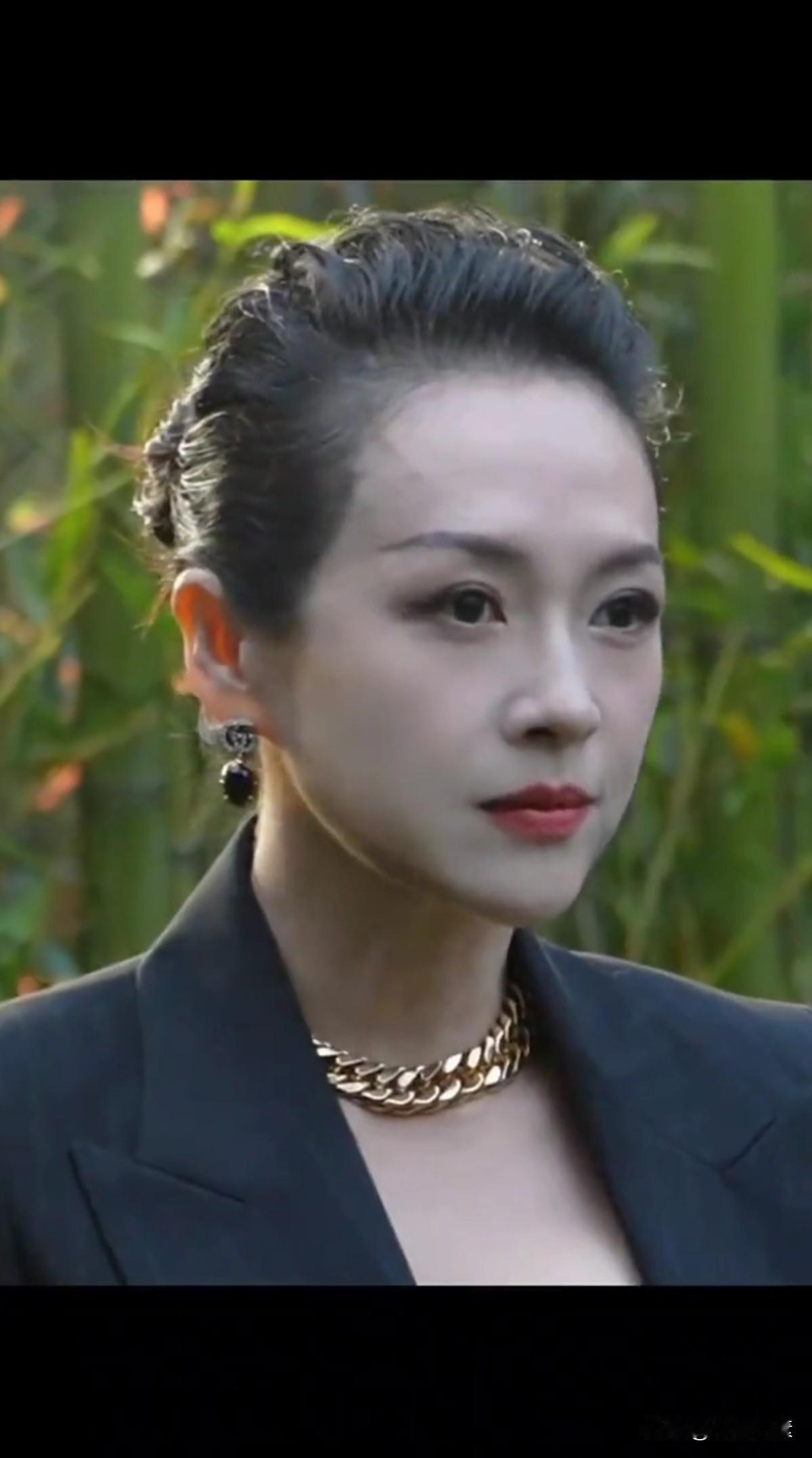 国际巨星章子怡自从与汪峰老师离婚后，眼神都变了，比以前凌厉了。我看到了她的失落，