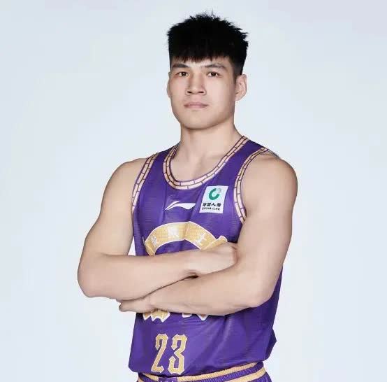北京北控男篮匹配了陈国豪的合同，北控男篮确实有钱啊，广州队开出了300万年薪追逐