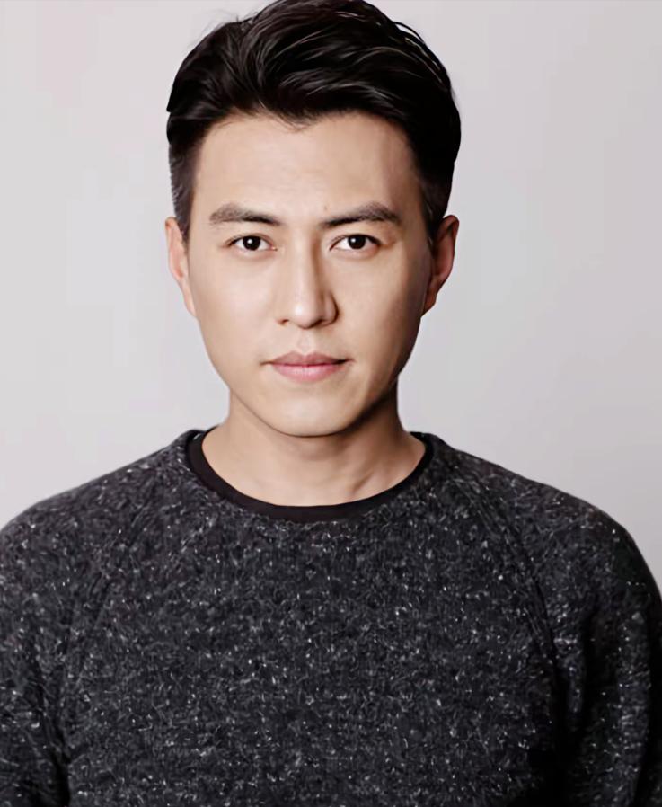 靳东为何永不离婚？答案不在财产，而在李佳。他娶的不是普通人，是26岁便凭《暖》