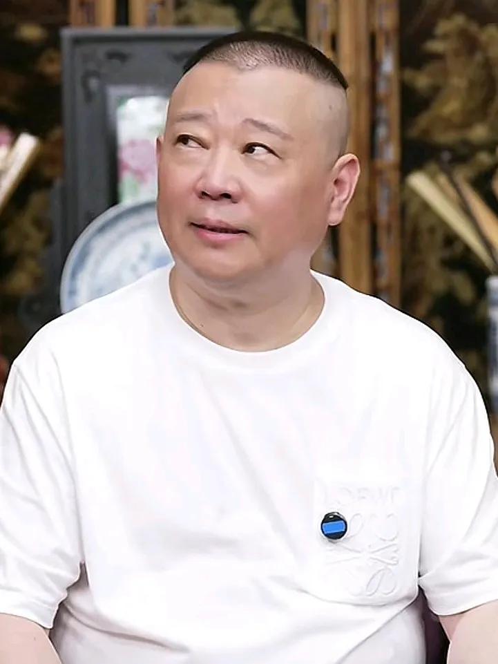 相声名家张伯鑫开始炮轰德云社了！刚刚张伯鑫的老婆开播，怒斥老郭打压同行，引导自己