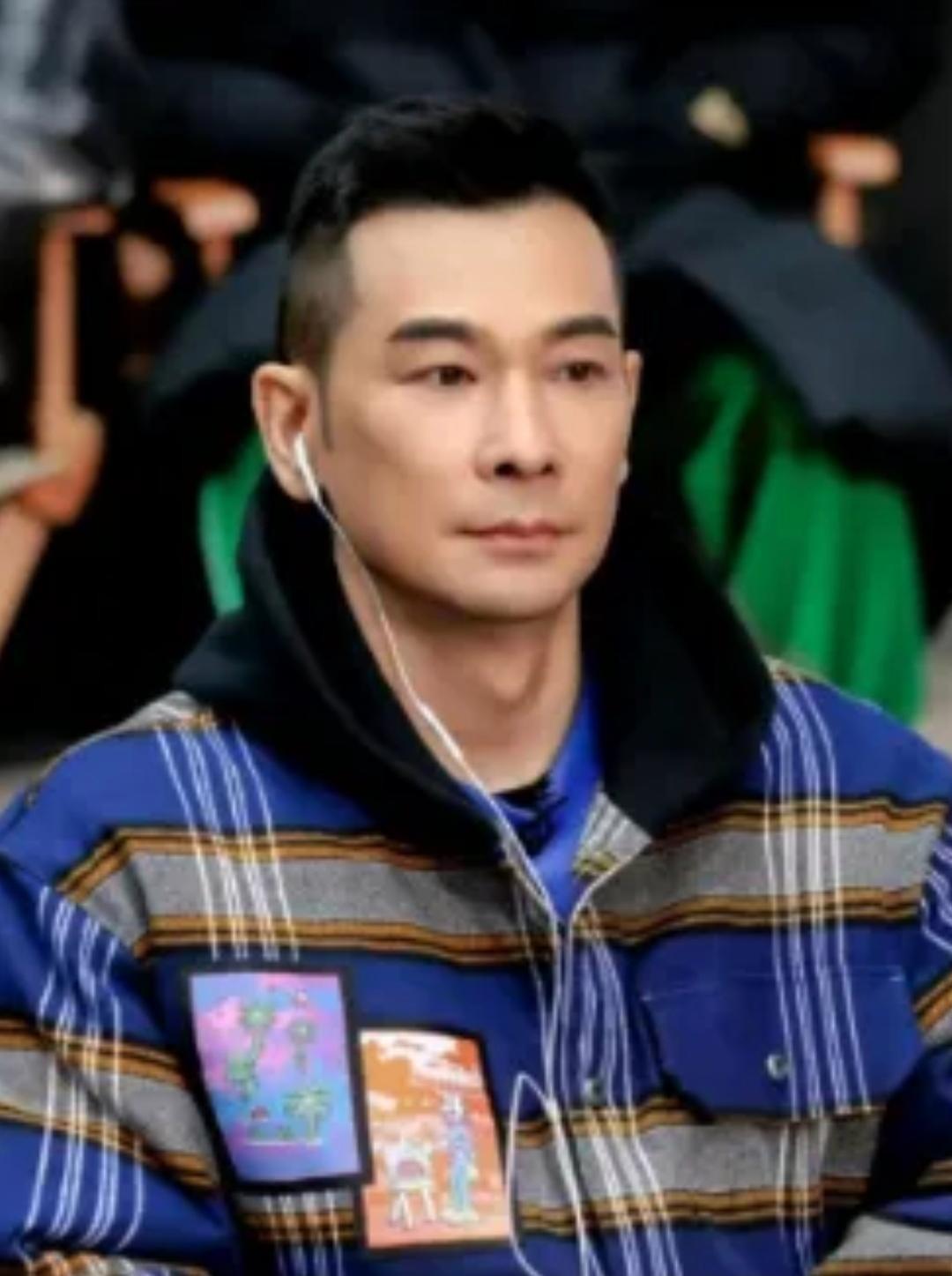 赵文卓把合约和短信截图摊在记者面前。他签的是双男主，演冷酷硬汉。进组后，剧本里