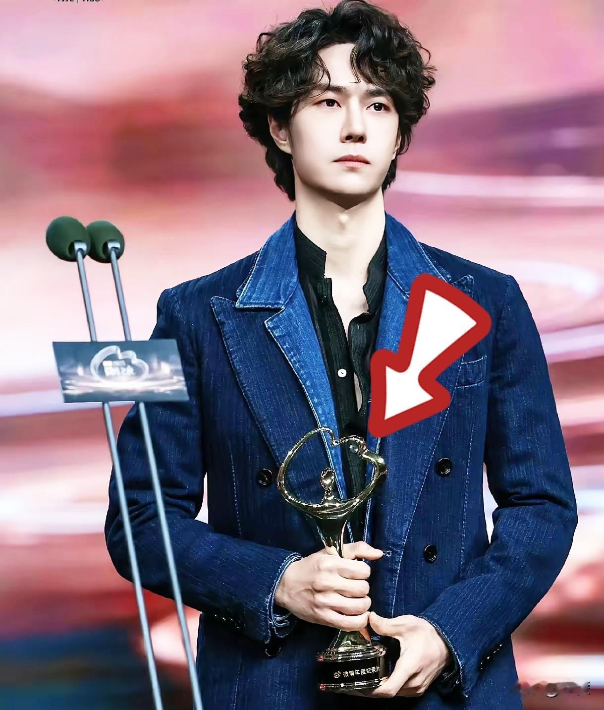 果然杨天真说的没错人红不是没有原因的不信你看王一博，微博之夜的两次救场，才明