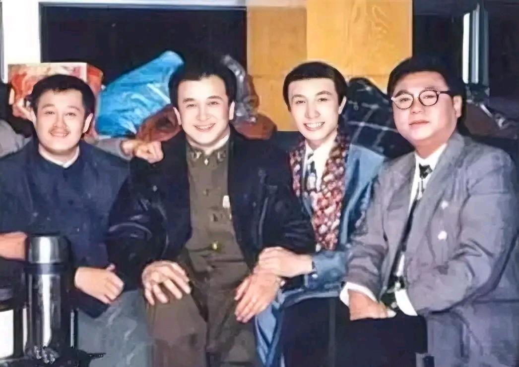 左二不是黄大锤黄宏吗？大锤80，小锤40。他身边的这位是巩汉林，他俩在小品《装修