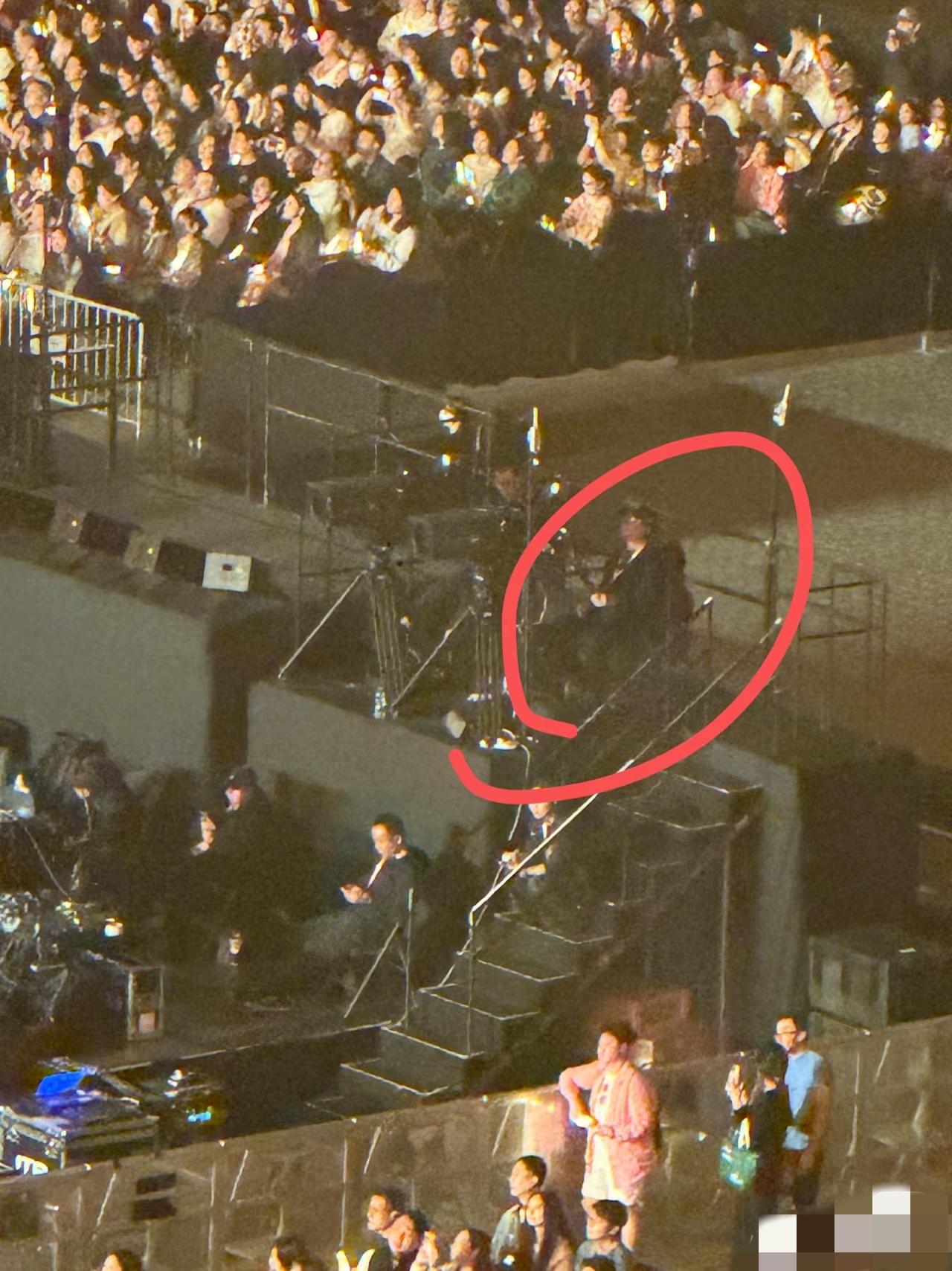 陈奕迅偷偷现身孙燕姿的启德演唱会，坐在隐蔽的中控台，还是被拍到了!3月13日