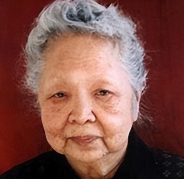 1957年，美国海关私吞了中国女人行李箱里面的6800美金，她却开心地笑了。谁也