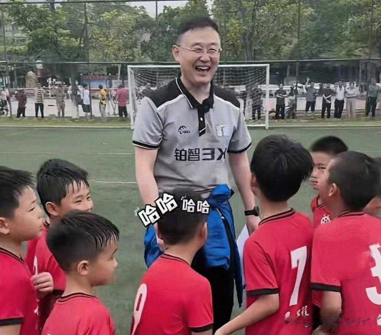 孙继海与董路的足球教学模式的对比；孙继海模式：主打免费、基地化与系统训练，像“