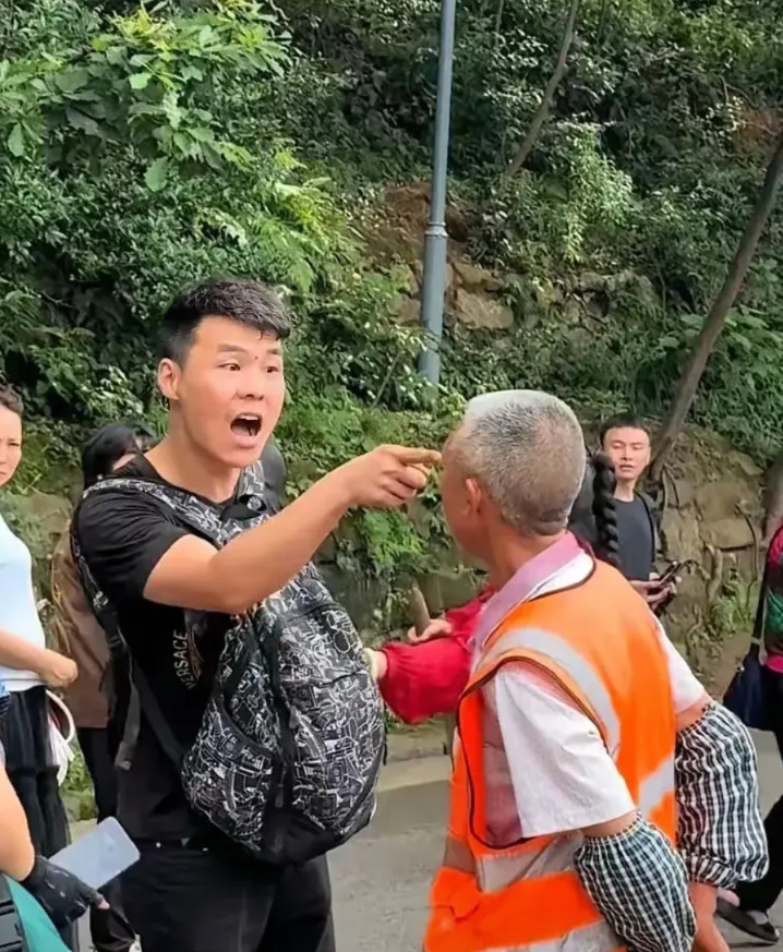有些人素质还不如一只猴子，你所谓的爱心是虚伪自私的，对人都没有起码的尊重，哪来