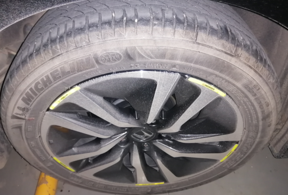 后轮胎吃胎提车2个月行驶了5300公里，后轮胎已经可以很明显的看到吃胎，请问各