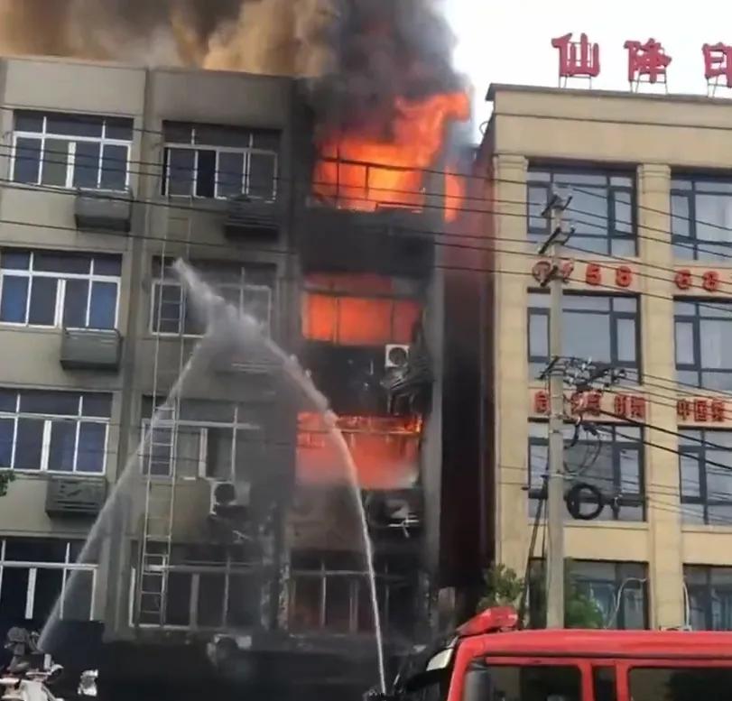 又一电动车店爆炸起火