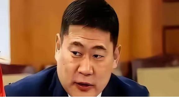 去蒙古国住上一阵，你准能碰上这么个怪事儿。乌兰巴托那些小年轻，嘴上对咱们中国没一