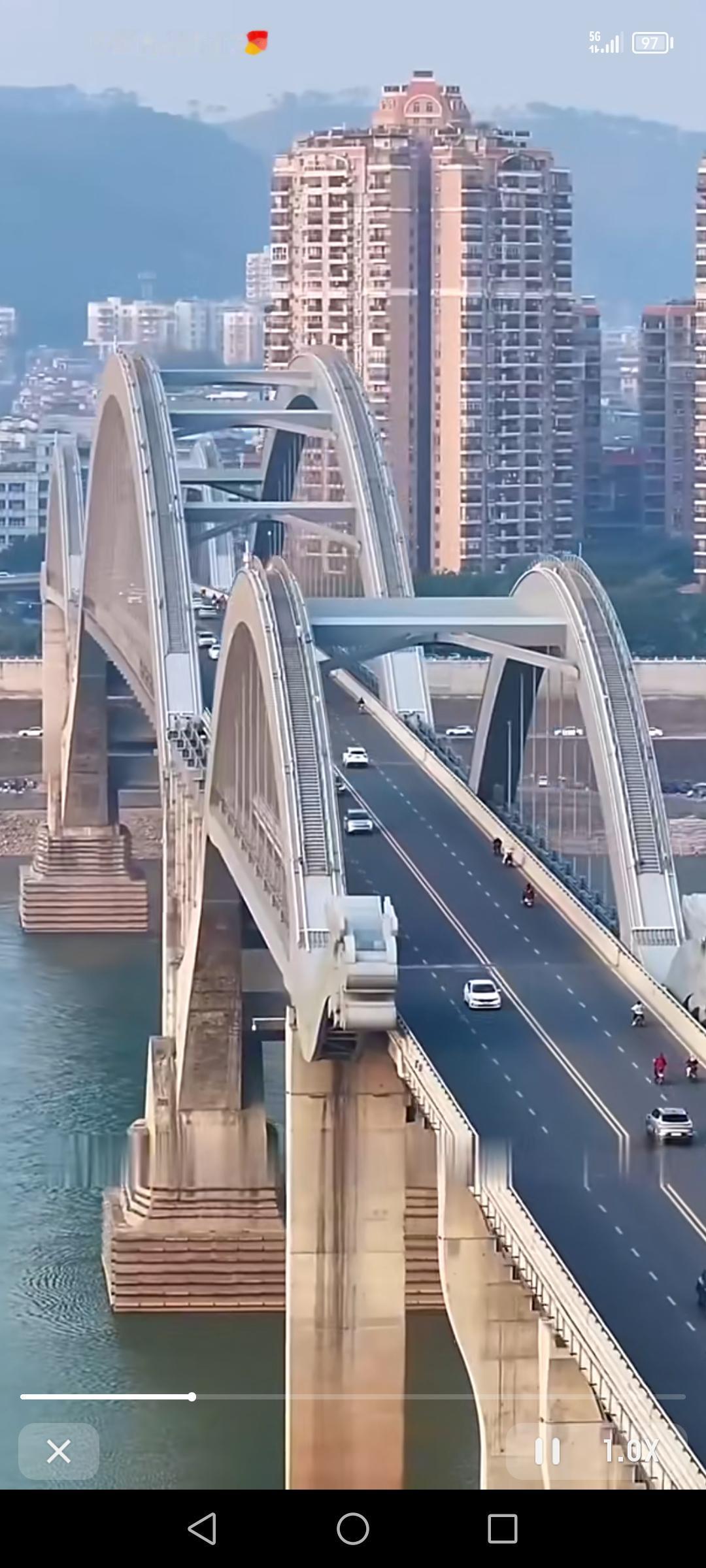 广西梧州的这座大桥真的绝了！双层设计简直太有创意。上层车来车往，下层不仅能走人，