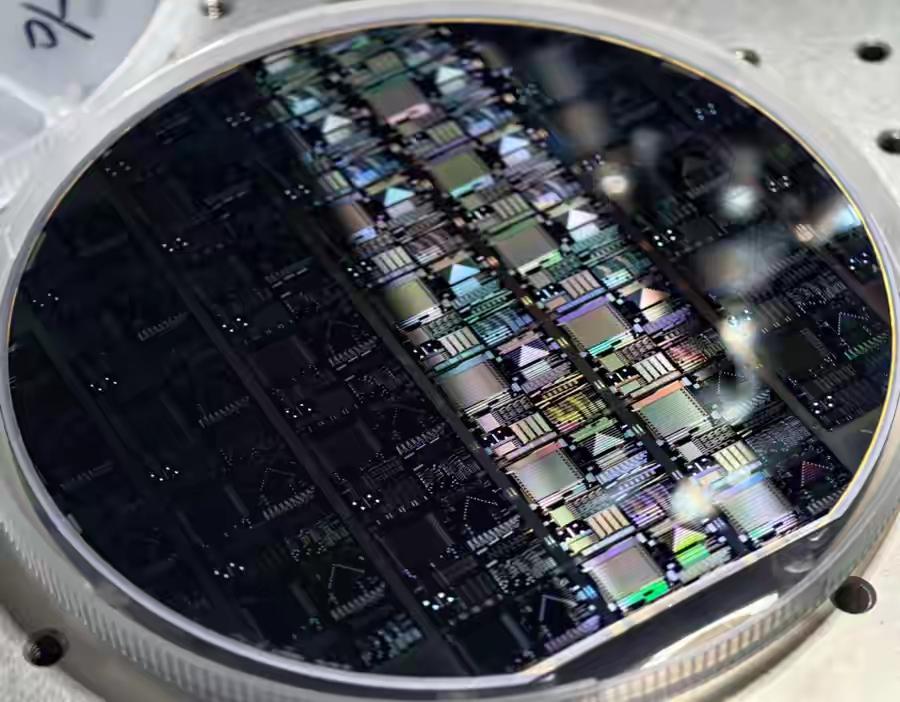 上海微电子28nm光刻机正式通过SEM认证2025年11月16日，上海微电