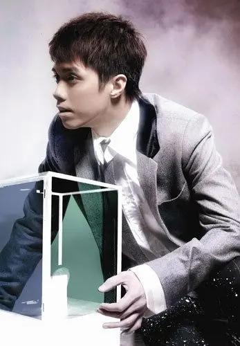 一个劣迹艺人居然可以担任香港保安局“正向引导项目”导师？一个在内地长大的人，和港