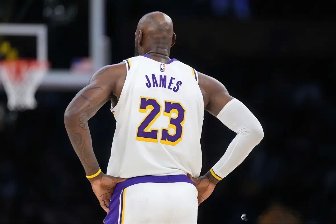 湖人在干啥？！！1、詹姆斯不出手！作为一名场均出手19次的超级巨星，老詹本场比赛