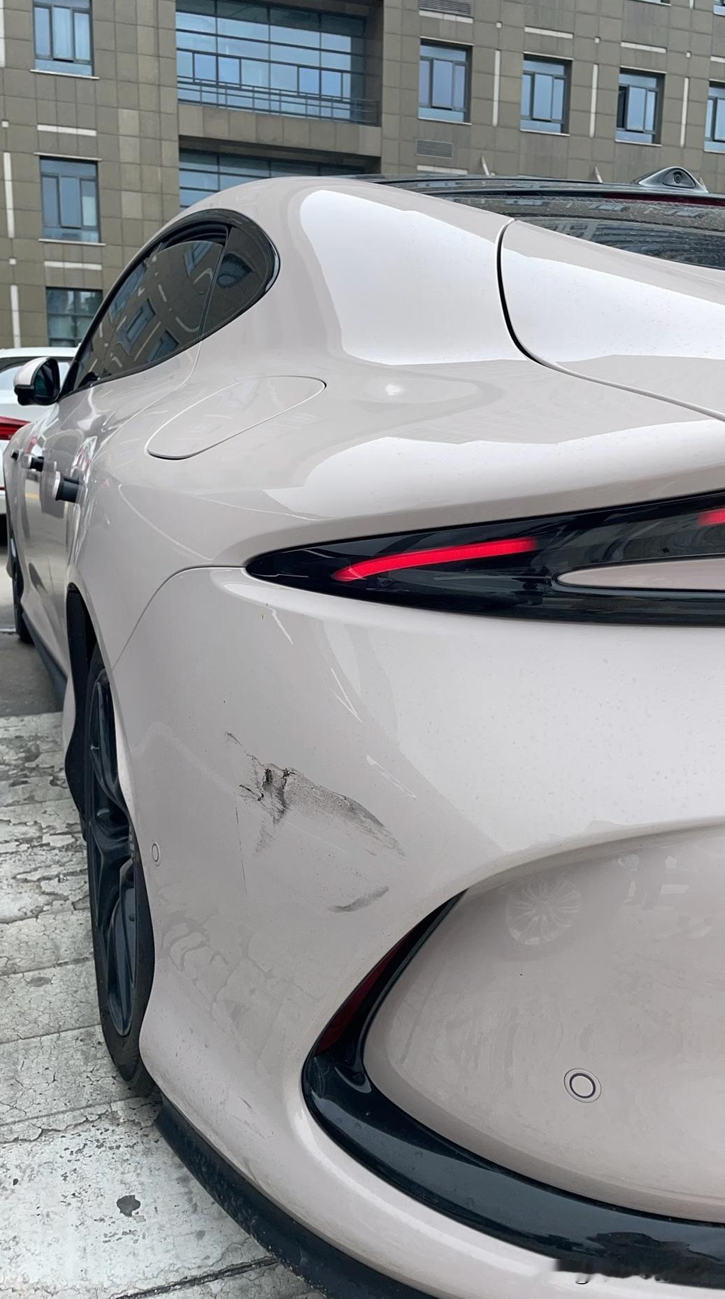 大家在外停车一定要开哨兵模式哦。今天去医院，4个小时看完出来发现发现车被撞成