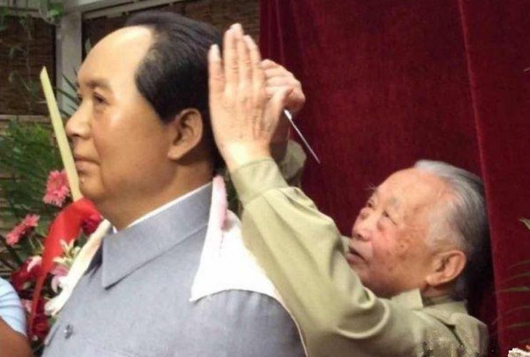 毛主席逝世后，周福明亲自为老人家最后一次理发，安详的面容让众人动容！1976年