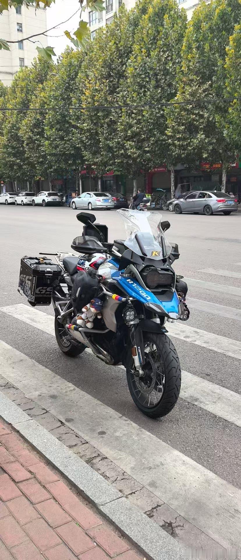 大哥说要买我万元朗逸，说他骑摩托太冷了我看着这摩托我感觉不太对吧，这摩托不得80