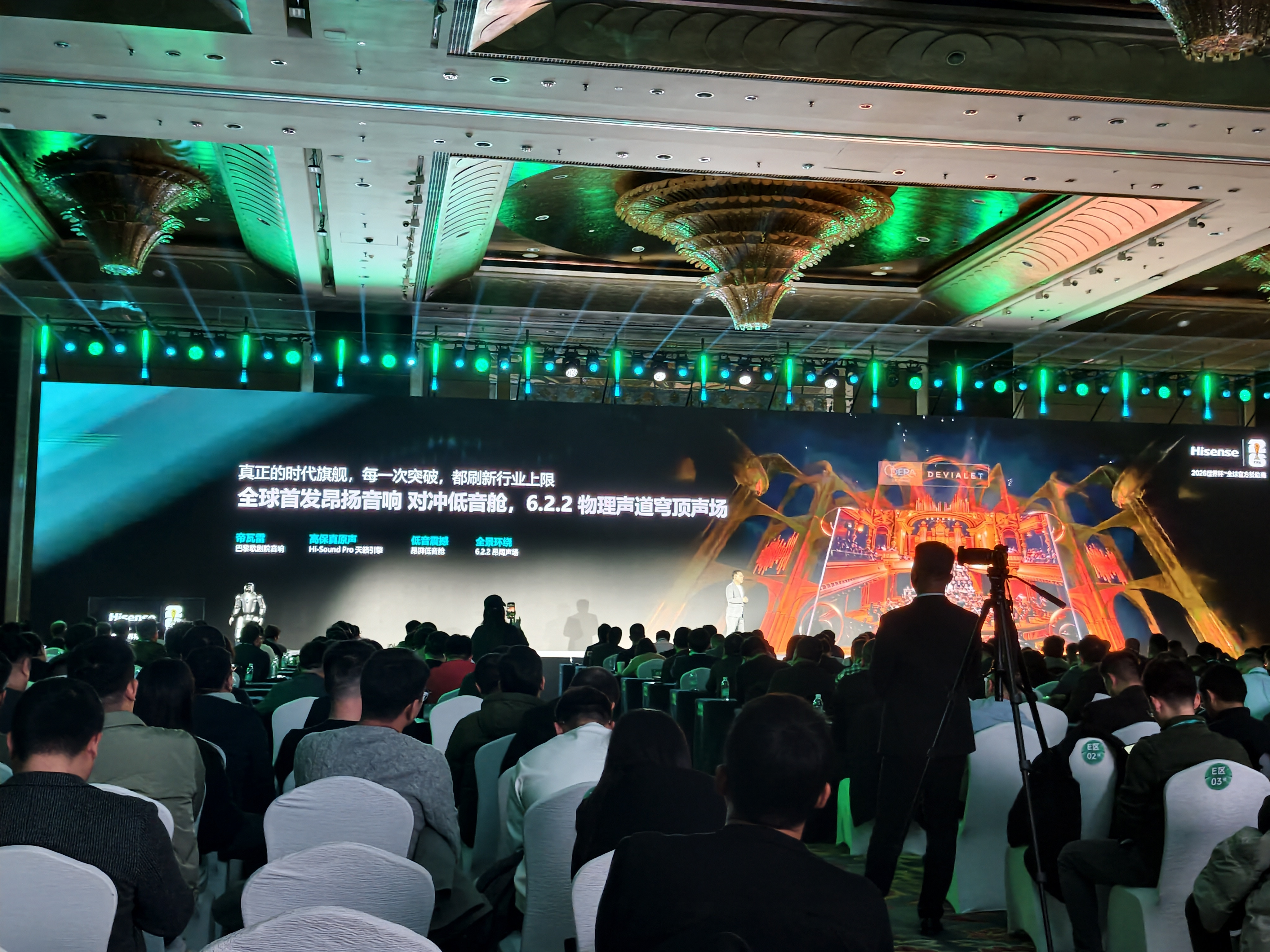 来看点猛的，时代旗舰海信UX。玲珑四芯，真彩背光，色彩细节更全面，信芯DAI