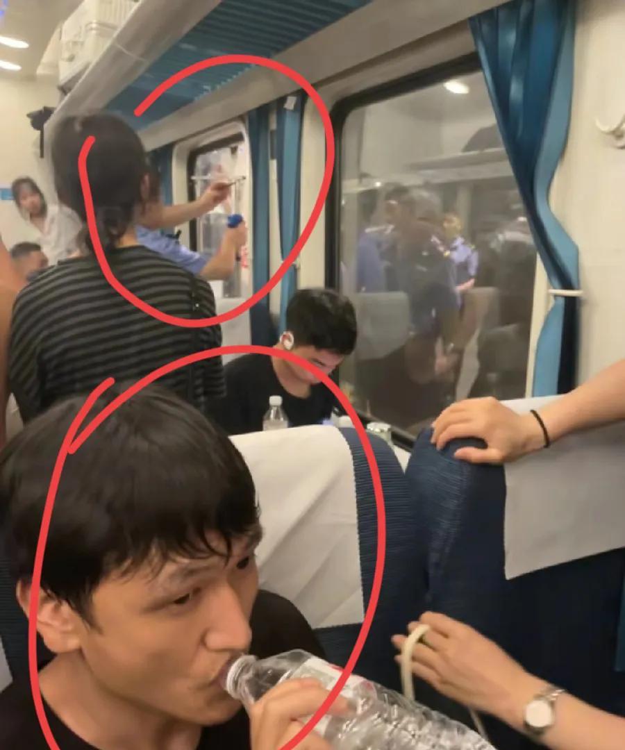 火车小伙砸窗后，到达金华站后续视频，空调已恢复，乘务员在修复安装新玻璃，小伙坐在