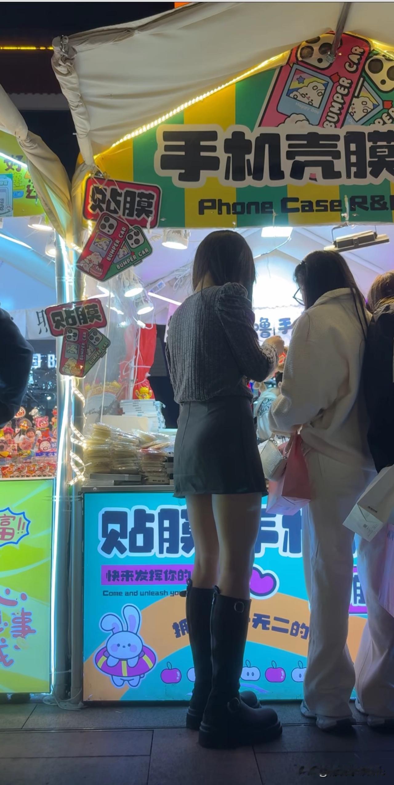 夜市手机壳摊位，可爱卡通图案，快来选购！