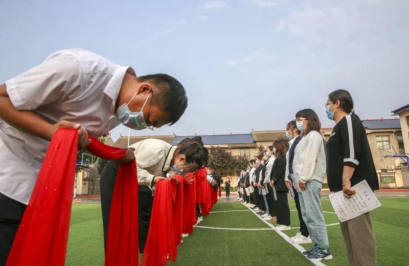 今天下午放学前开了全体教师会，校长满脸愁容的说：今年招生还得血拼。片区适龄儿