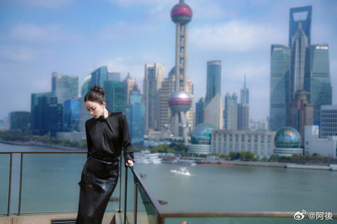 李昀锐娜扎养眼组合生图比精修还好看说的就是娜扎吧🥰，冷白皮自带高光，气质温婉