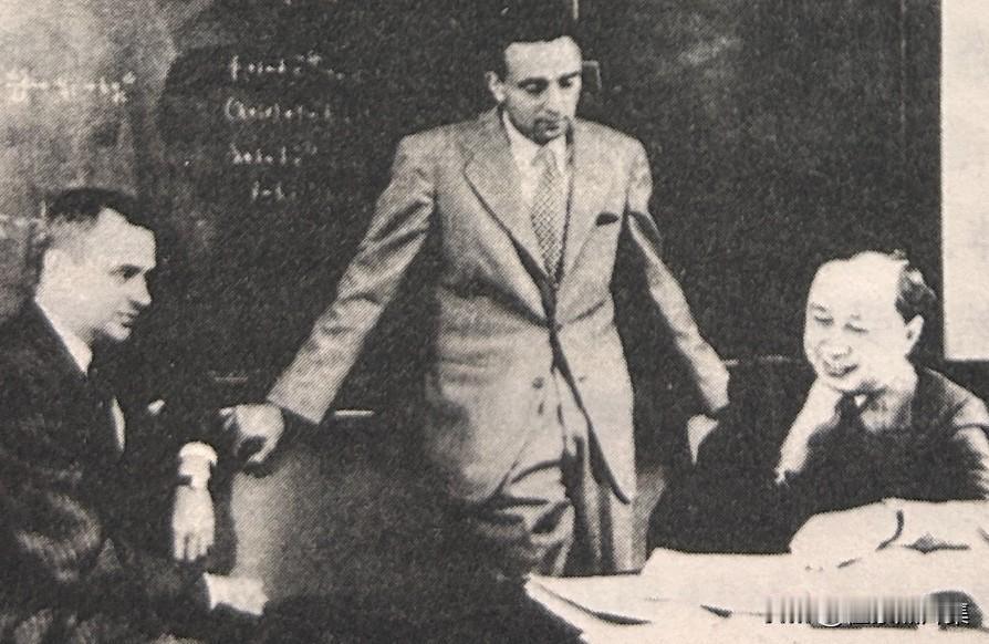 1949年，钱学森（右）在加州理工学院任教，和同事学院喷气推进实验室，左一为好友