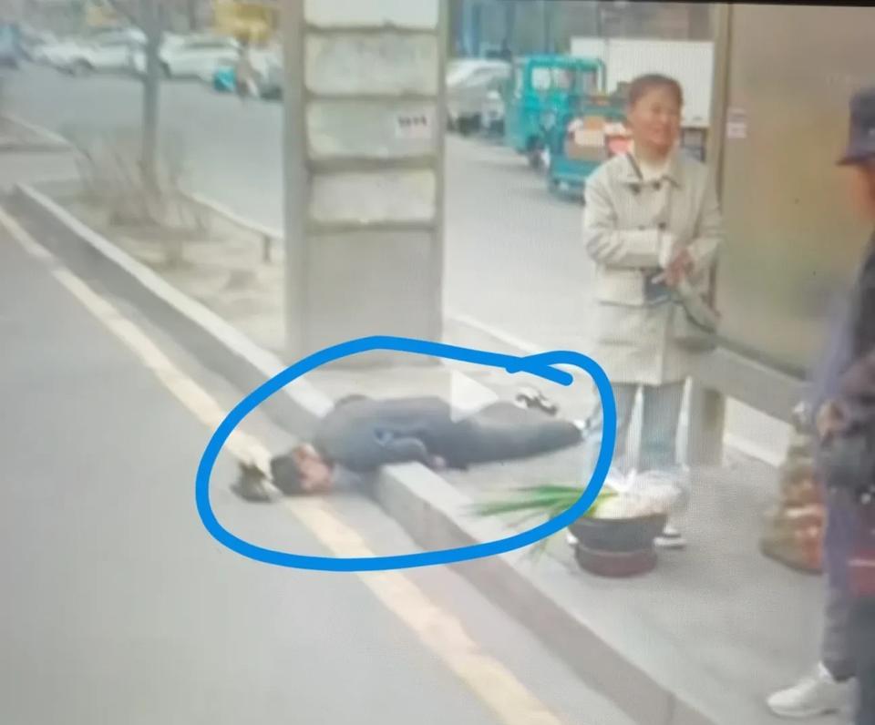 一女子在等公交车，突然正面摔倒趴在地上，有人上前看看躲开！网友：我都吐槽吐不动了