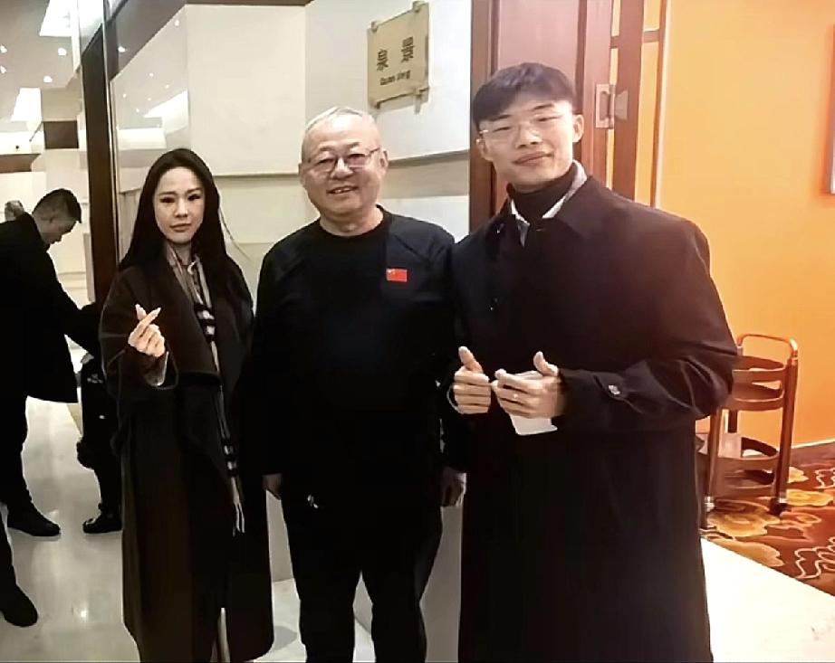 郭有才厉害了，过年回老家，长辈都得给他敬酒！近日，郭有才回到山东菏泽老家郭庄