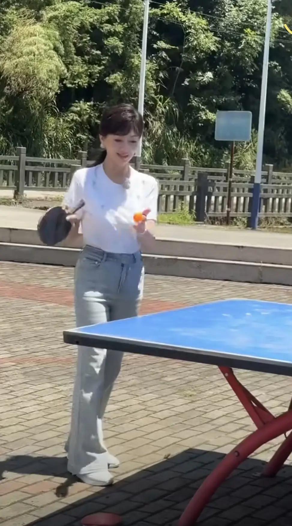 网友偶遇一位名人在打乒乓球​​​