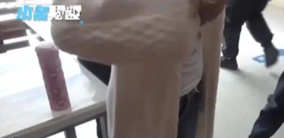 “白嫖上瘾了”？杭州，男子在工地干活时，因为尿急，而且还找不到厕所，他就在墙角解