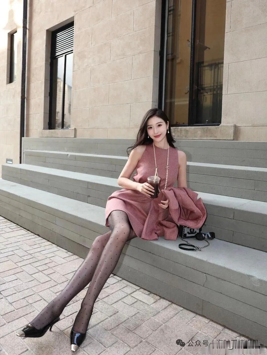 粉色西服内搭粉色连衣裙，时尚简约又突显气质，美了爱了！