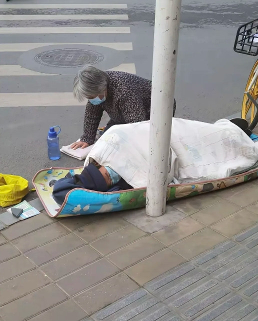 街头上的一幕，不得不说，惊呆了啊。[哈哈笑][哈哈笑][哈哈笑]