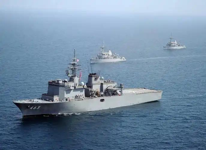 10月3日，日本海上自卫队的“浦贺号”扫雷舰，在驱逐舰全程护卫下，驶抵我国辽宁舰