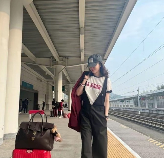 宋佳高铁随拍氛围感拉满！简约穿搭配窗外光影，随手定格都是电影感大片，姐姐状态也太