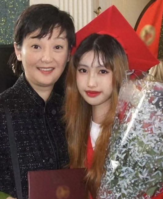冯小刚徐帆养女徐朵高中毕业57岁徐帆素颜亮相母女亲密同框