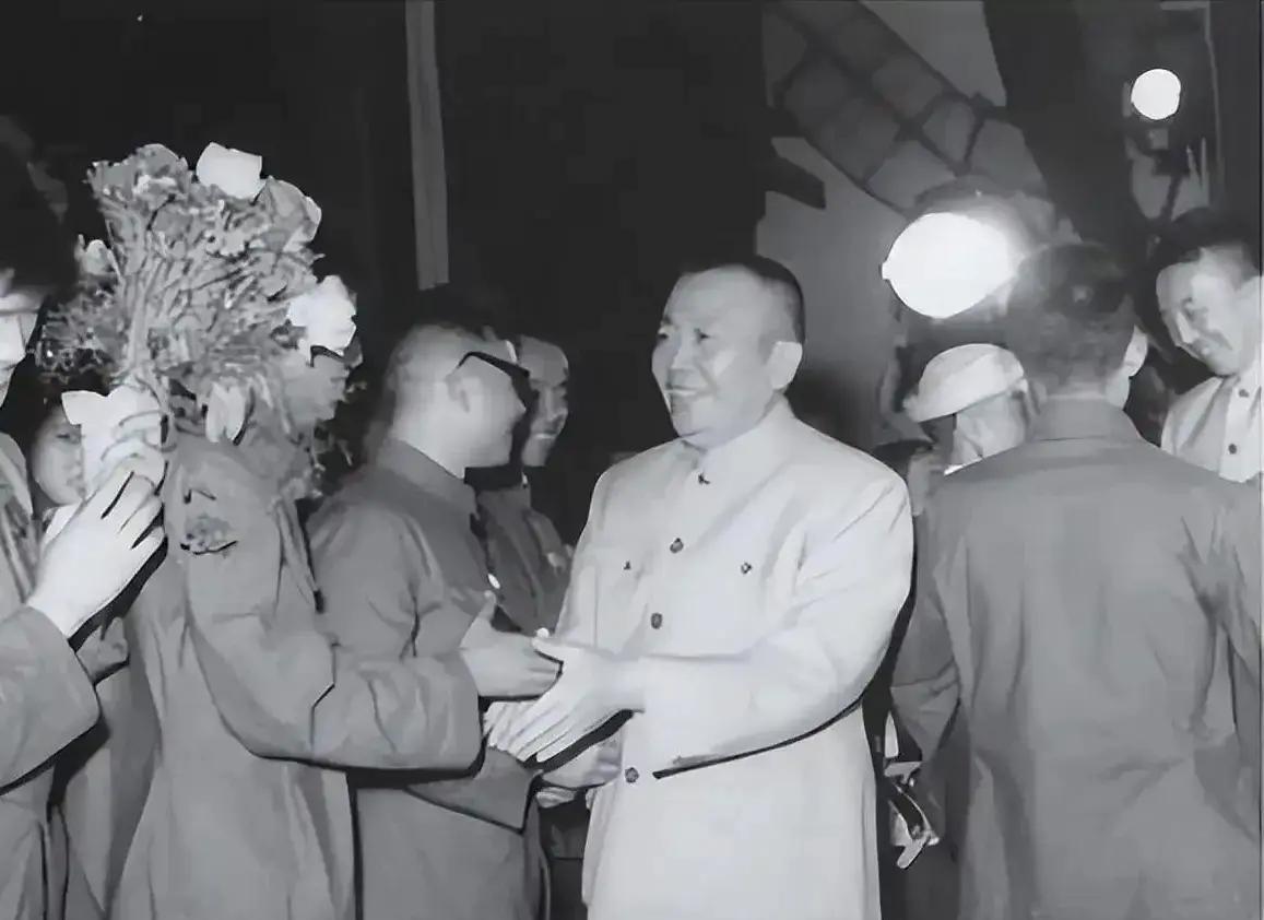 1975年的一天，原总政治部主任谭政拜访徐向前。徐帅几乎认不出他了，这位开国大将