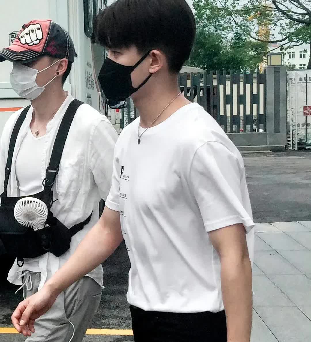 我觉得这个黑衣男很有安全感，任嘉伦找个保护自己的人吧！我看着这个黑衣男是