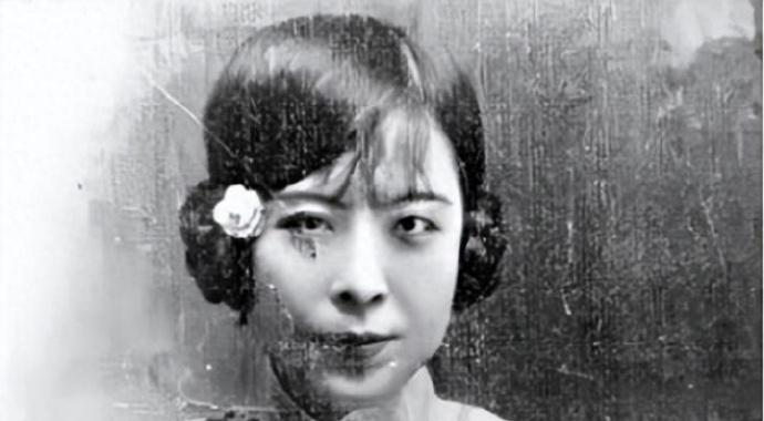 1940年，于凤至胸部溃烂严重，张学良申请让妻子去美国治病，戴笠汇报蒋介石后同意