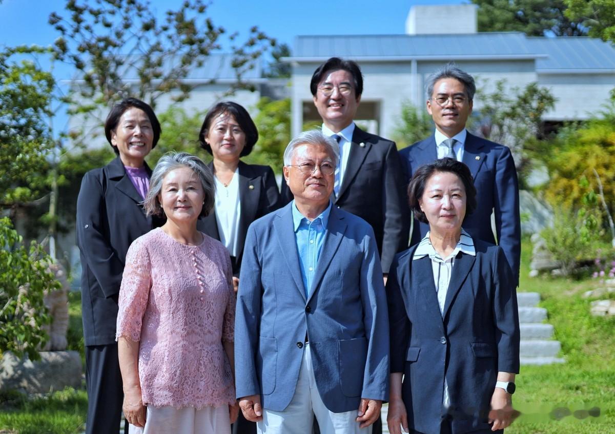 秋美爱接连拜会卢武铉墓地、文在寅！喊话民主党：必须团结一心6月13日，刚当