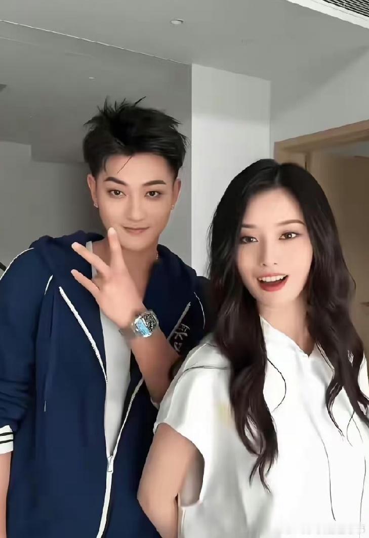 黄子韬徐艺洋生子这事，我感觉大概率是假的，否则新结婚的小两口，根本没有理由隐