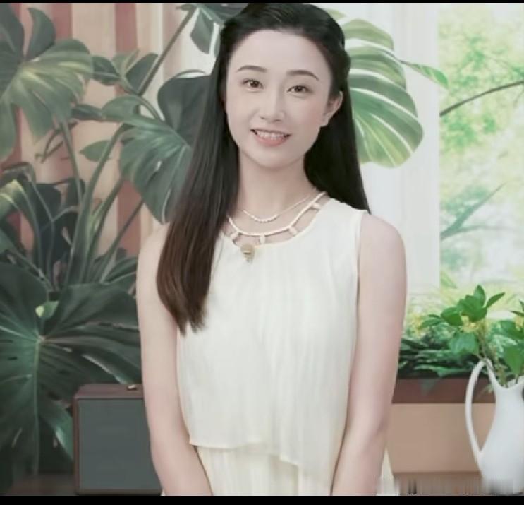 新主播甜甜外边普普通通，一点也不惊艳，但是第一场直播的简介把自己名字和与辉同行联