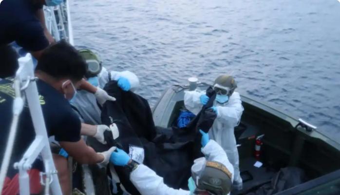 菲律宾这一回死伤惨重，海岸警卫队对着烧成空壳的渡轮也只能干瞪眼。这一次，中国没有