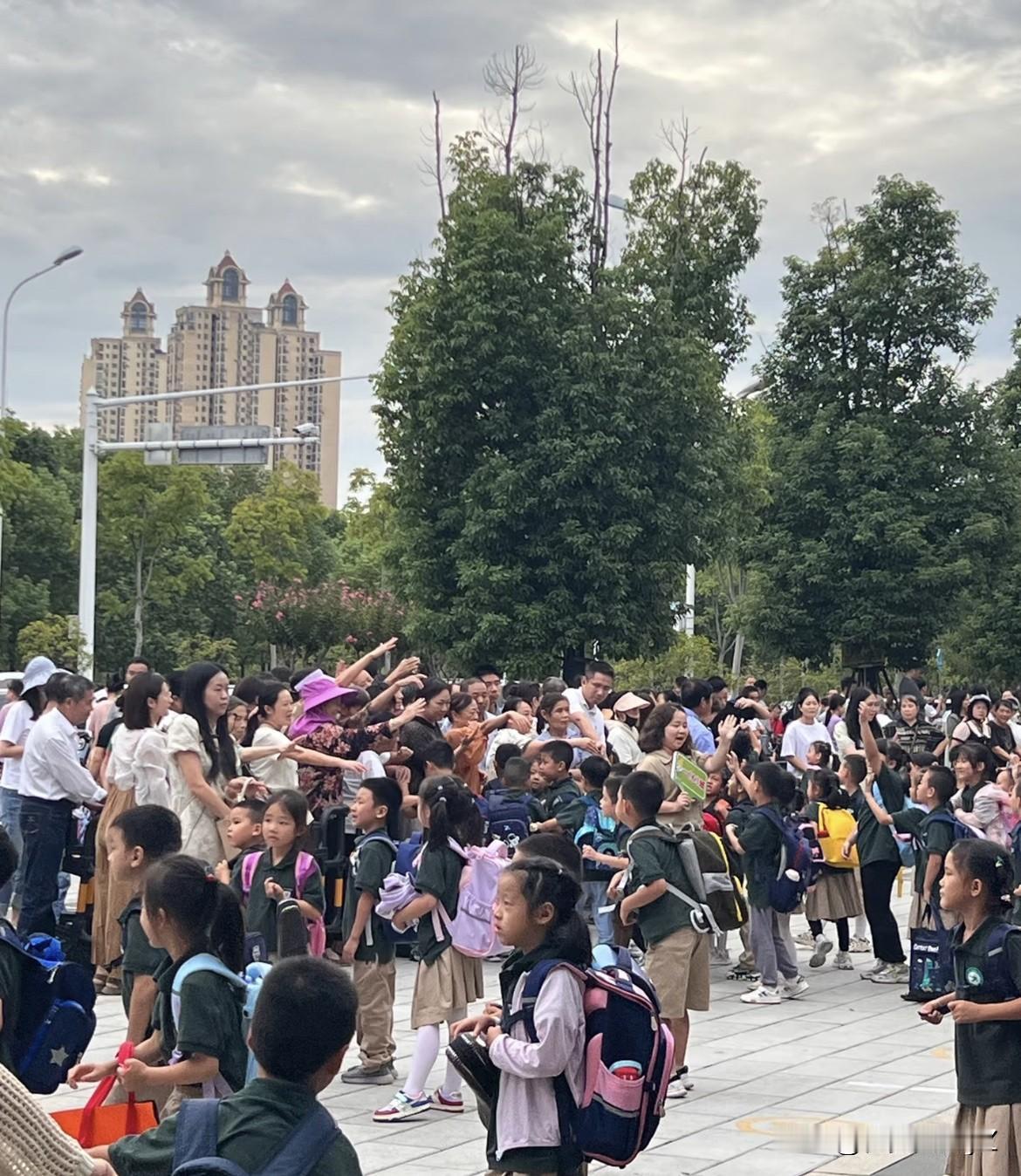 孩子小学，我从不跟同学家长打交道。因为幼儿园就吃过亏了。不要在家长面前吐槽夫