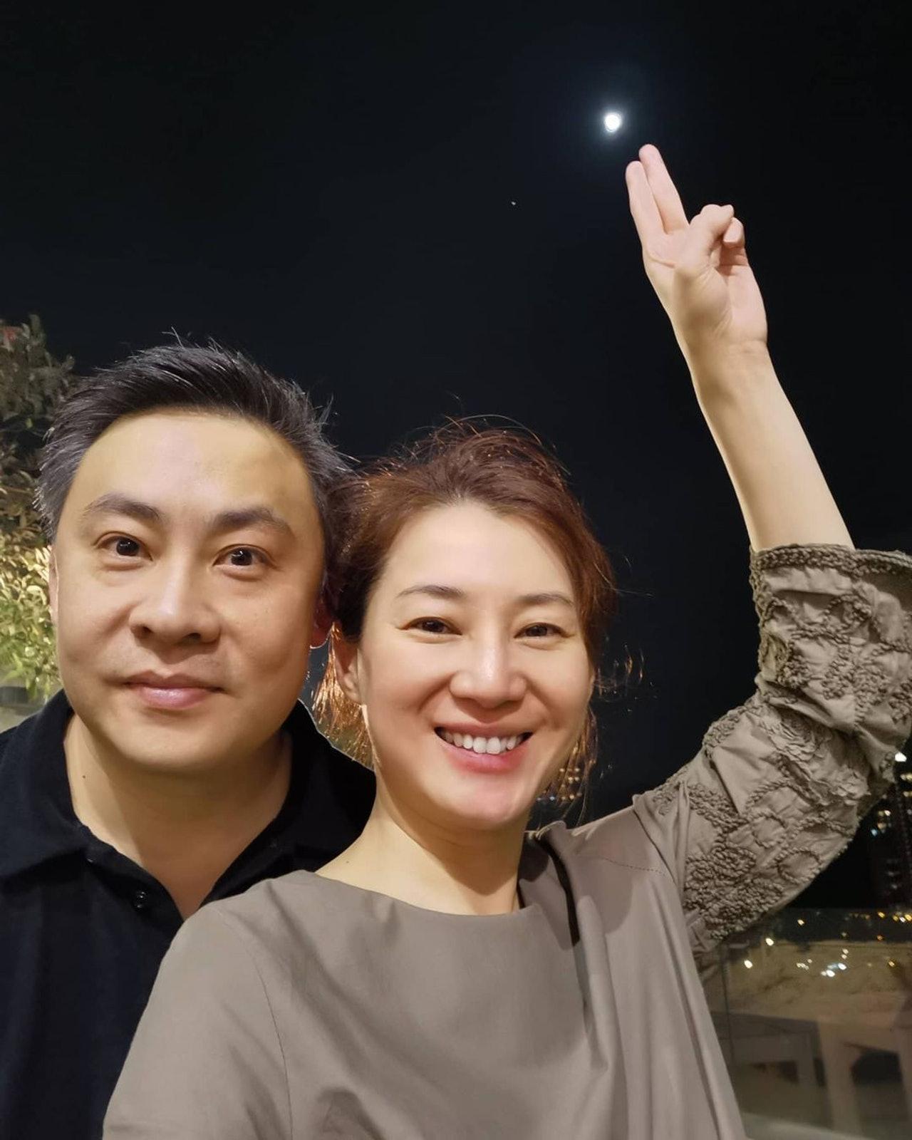 49岁港姐陈伶俐在2012年嫁给了新加坡隐形富豪富豪胡嘉烈的后人刘颂铭，就此过上