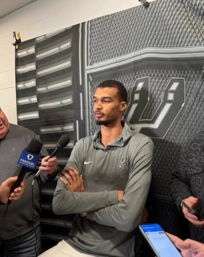 文班亚马真大度啊！北京时间3月4日，NBA常规赛上演一场一边倒的对决，马刺客