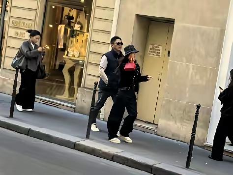 刘强东章泽天现身巴黎街头，章泽天打扮时尚潮流，又酷又美！夫妻二人一前一后走着，